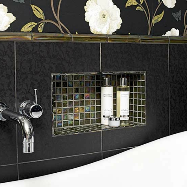 badezimmer-wandfliesen-schwarze-farbe -blumen als dekoration
