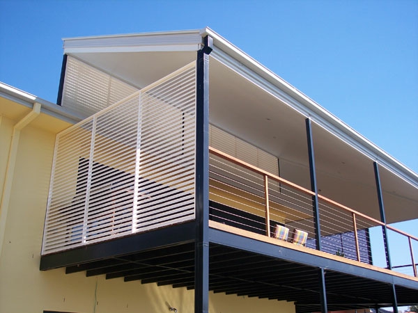 balkon-seitensichtschutz-moderne-gestaltung-groß-und-schön