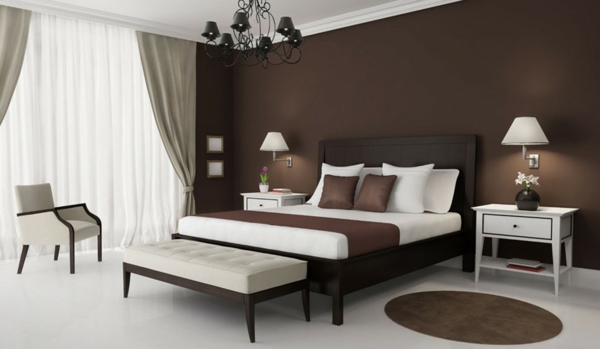 beste-wandfarbe-fürs-schlafzimmer-braun-schöne-dekokissen-und-helle-gardinen