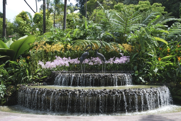 brunnen-garten-mit-dekoration-figuren-Wasserfall-im-Garten
