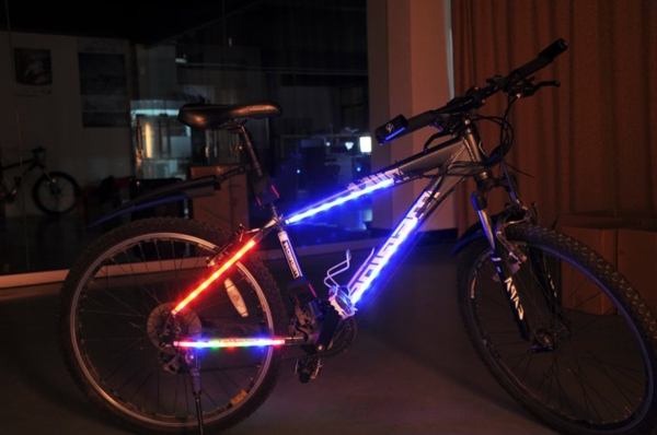 deko-fahrrad-beleuchtung im dunklen zimmer