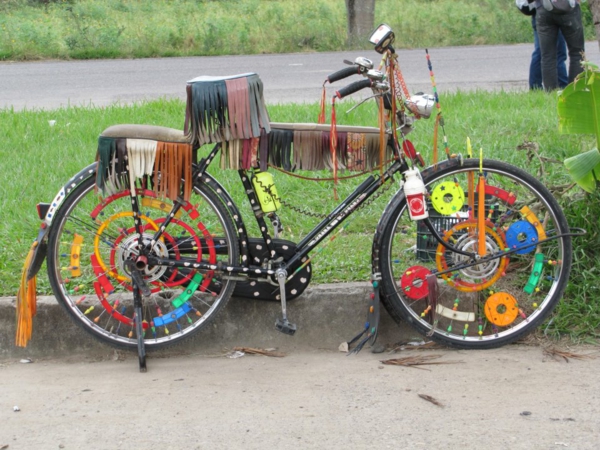 deko-fahrrad-indisch-aussehen - draußen am gras