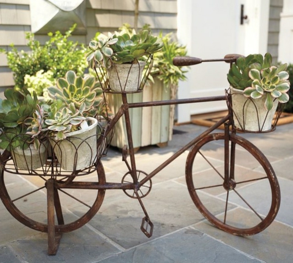 deko-fahrrad-mit-grünen-pflanzen - nicht zum fahrrahden