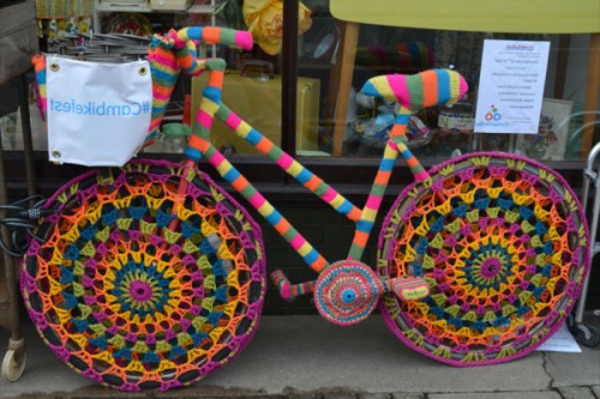 deko-für-fahrrad-aus-stricken- dekorierende elemente in grellen farben