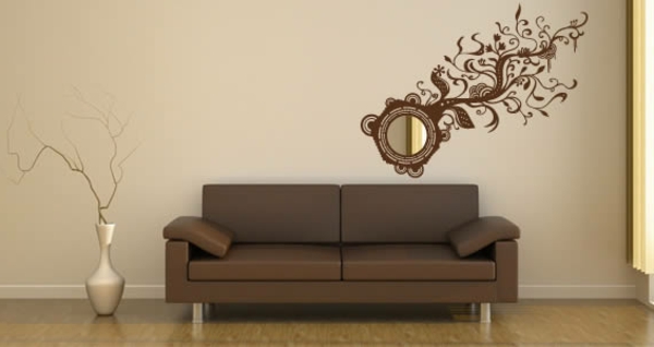 designerspiegel-über-einem-braunen-sofa