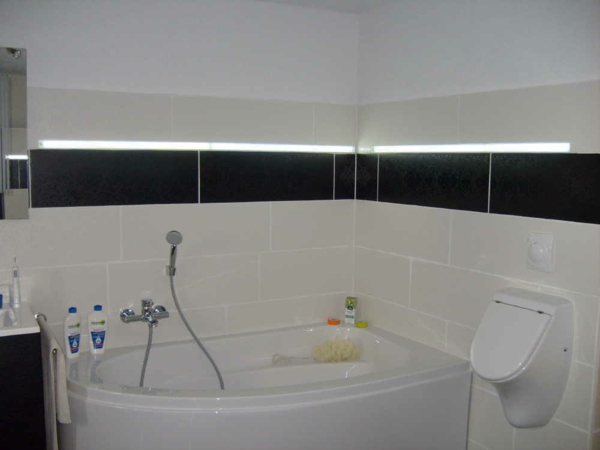 eckbadewanne-einbauen-weiße-farbe - eine dusche
