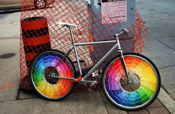 fahrrad-deko-bunte-räder- auf der straße