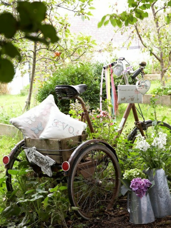 fahrrad-deko-mit-drei-rädern-und-dekokissen - grüne pflanzen