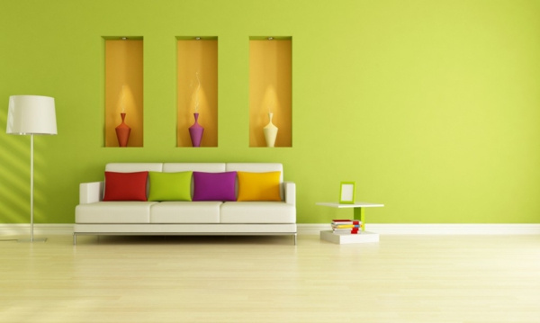 farbgestaltung-wohnzimmer-grüne-farbschemen - lampe und nesttisch