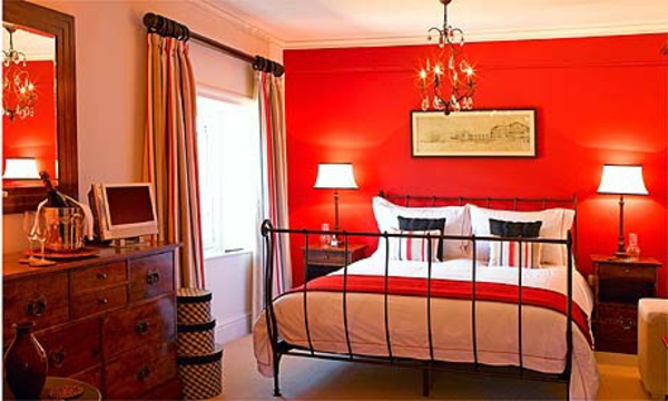 farbideen-schlafzimmer-rote-wand-dicke gardinen und ein schönes bett