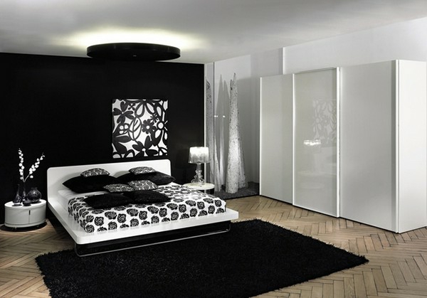 farbideen-schlafzimmer-schwarz-und-weiß-gestaltet- weiße schränke und interessante beleuchtung