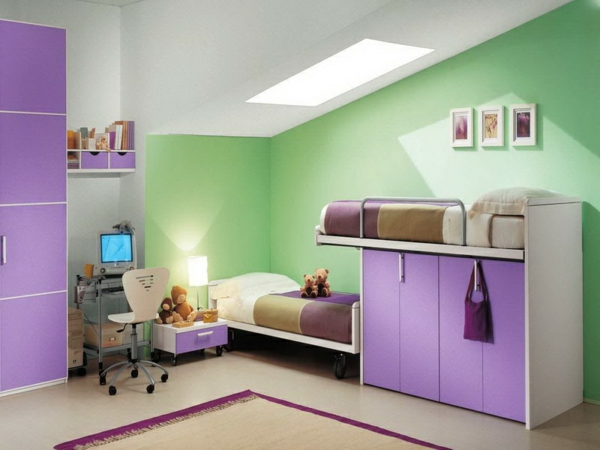farbkombinationen-wohnen-kindezimmer-lila-und-grün - bett mit teddybär