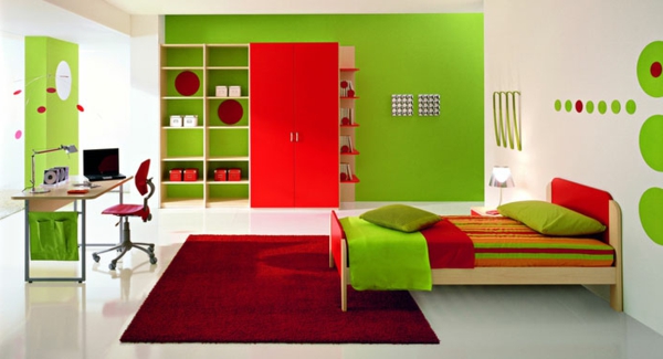 farbpalette-wandfarbe-grün-und-roter teppich und regalsystem