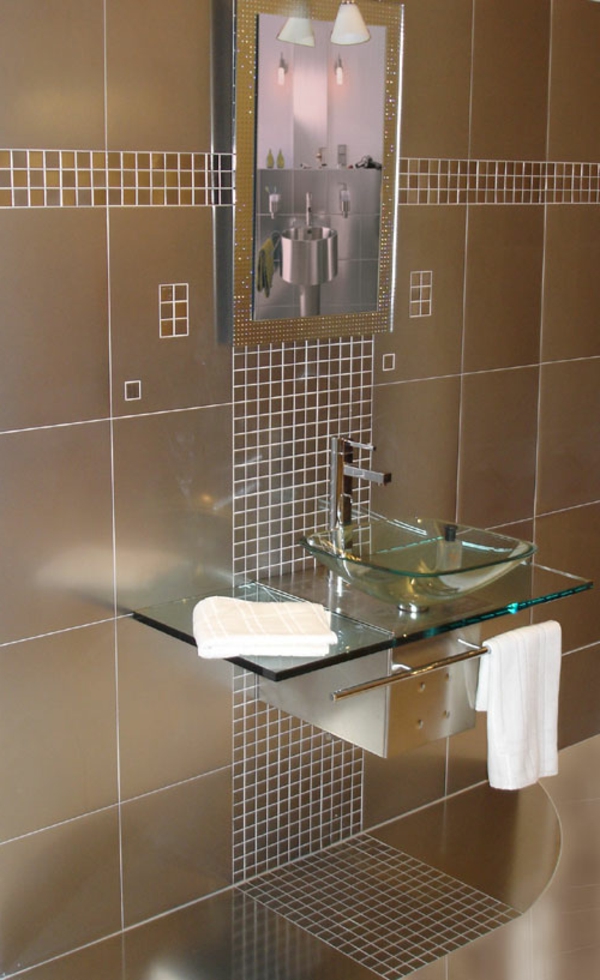 fliesen-mosaik-akzent-im-badezimmer- tücher in weiß 