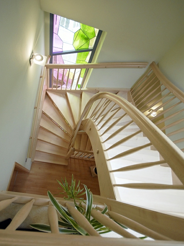 foto-von-oben-genommen-halbgewendelte-treppe - modernes fenster