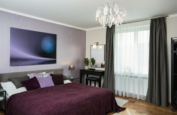 gardinen-vorhänge-gemälde-schlafzimmerwand-lila-bettwäsche