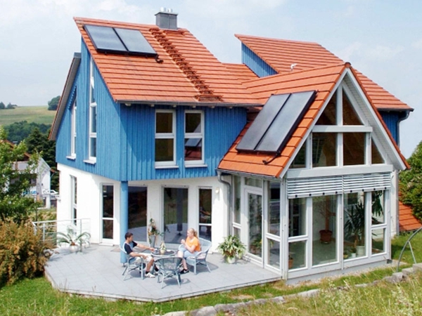 gartenhaus-schwedenstil-weiß-und-blau - blau und weiß