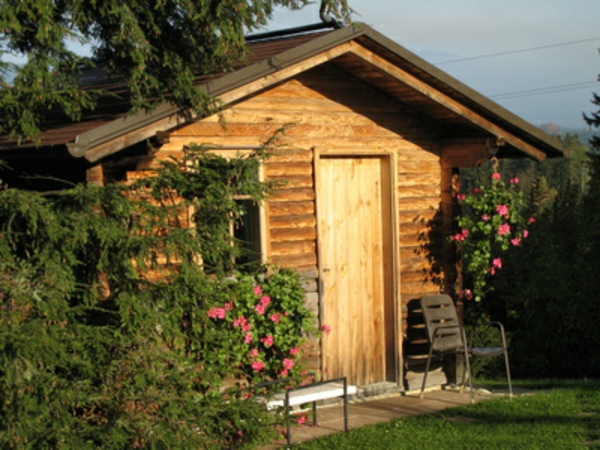 Holzhaus - cottage - stuhl vor der tür