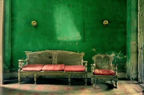 grüne-wand-im-wohnzimmer - aristokratische gestaltung