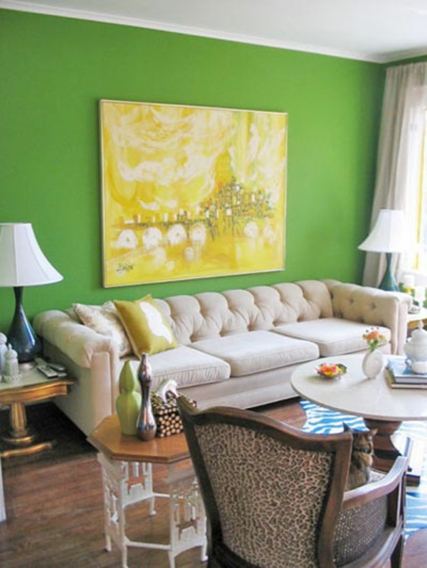 grüne-wandfarbe-im-wohnzimmer-mit-einem-großen-gelben-bild - schöne möbel