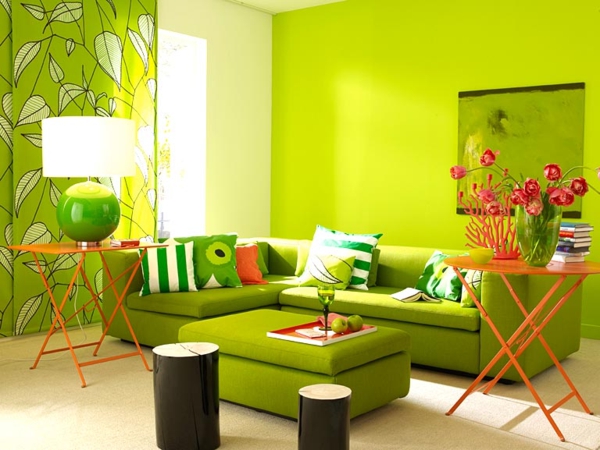 grüntöne-wandfarbe-sofa-mit-dekokissen - schöne dekoartikel