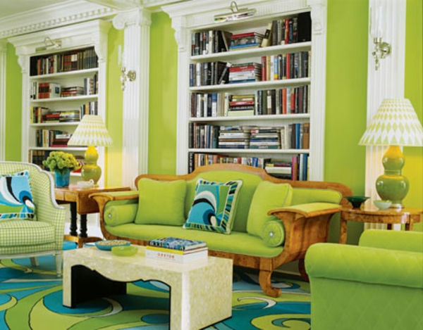 grüntöne-wandfarbe-wohnzimmer-regale - grünes sofa und viele bücher
