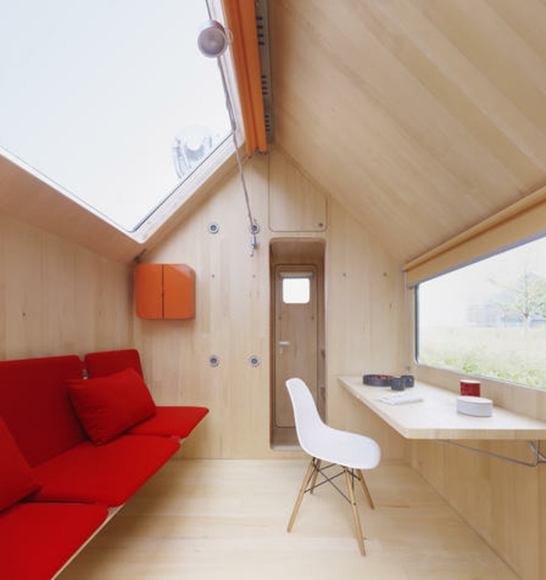 günstige-massivhäuser-einrichtung - modernes rotes sofa