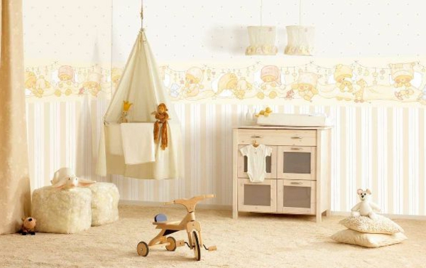 helle-tapeten-im-babyzimmer- beige hocker und teppich- spielzeug