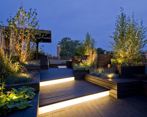 holzbelag-balkon-interessante-beleuchtung - grüne pflanzen in nacht
