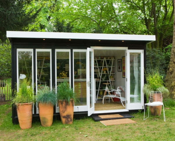 kleine gartenhäuser gestalten - viele dekopflanzen - glaswände