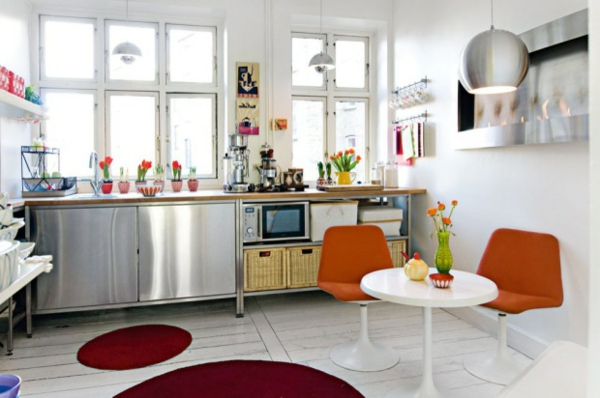 ikea-edelstahl-küche-rote-teppiche - zwei stühle