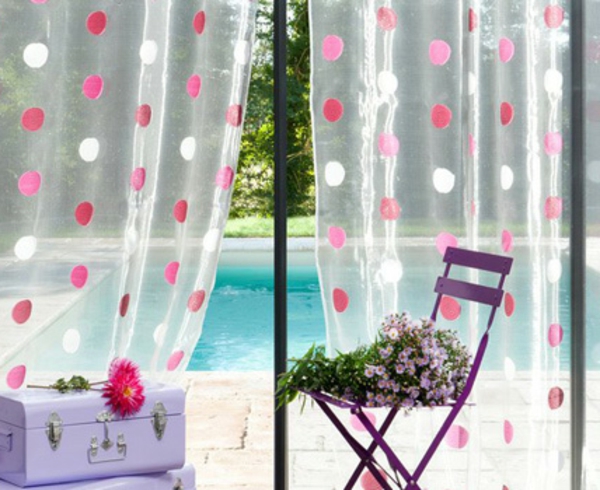 ikea-gardinen-durchsichtig-punkte - stuhl in lila und blumenstrauß