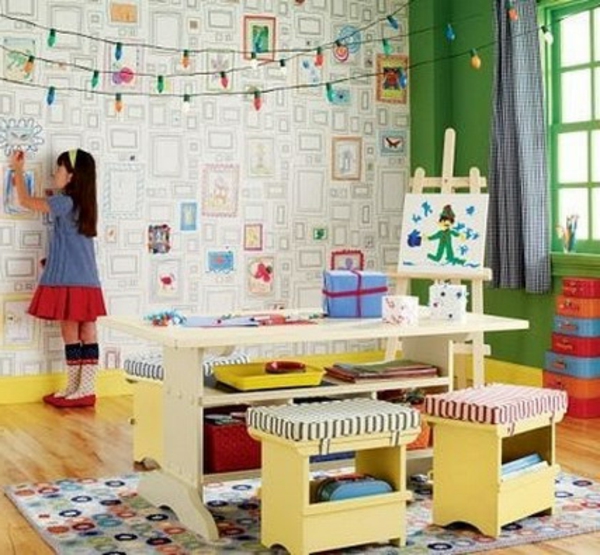 kinderzimmer-streichen-beispiele-bunte-farben - die wand wird von einem kleinen mädchen dekoriert
