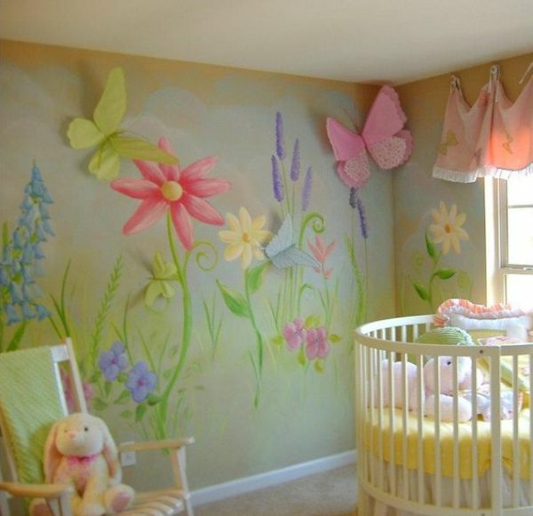 kleines-babyzimmer-mit-einem-runden-babybett-und-wunderschöner-wandgestaltung- blumenfiguren