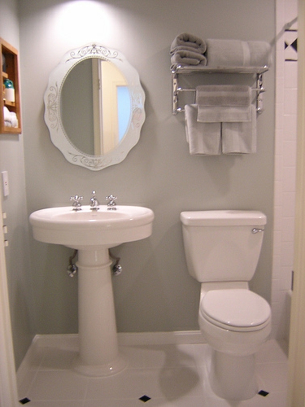 kleines-badezimmer-planen- ovalförmiger-spiegel - mit weißem rahmen
