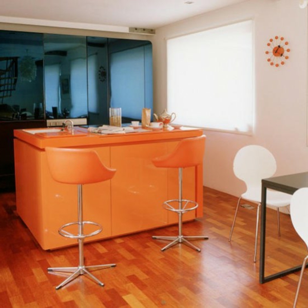 küche-mit-insel-in-orange