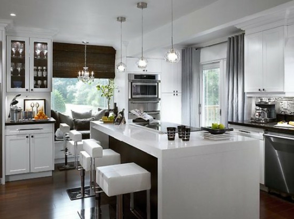 küche-mit-insel-in-weißem-luxus