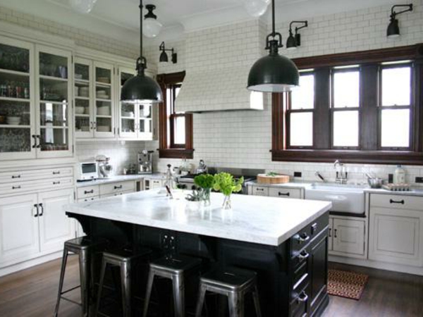 küche-mit-insel-in-weißem-marmor-und-schwarz