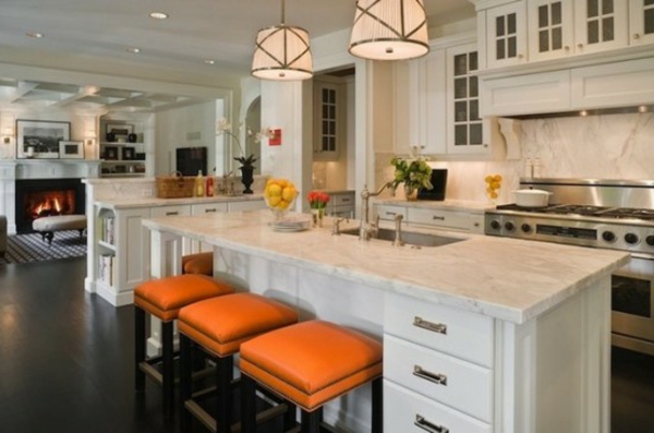 küche-mit-insel-und-lederbarstühlen-in-orange