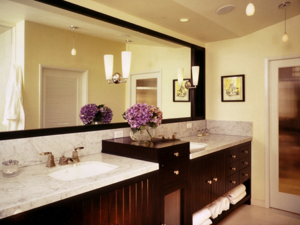 moderne-baddeko-großer-spiegel - lila blumen dekoration für badezimmer