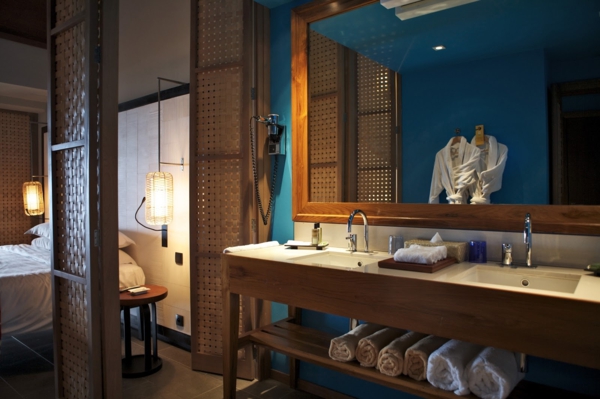 moderne-badezimmer-lagune-wandfarbe - großer spiegel 