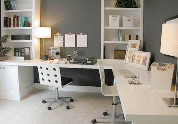 moderne-ikea-büromöbel- eine lampe auf dem schreibtisch