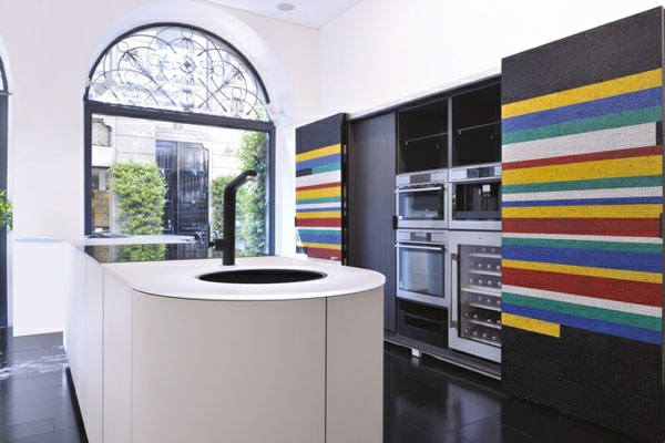 moderne-küche-interessante-wandgestaltung-und-moderne-küchenmöbel- modernes fenster