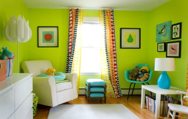modernes-wohnzimmer-wandfarben-trends-grün - weißer sessel