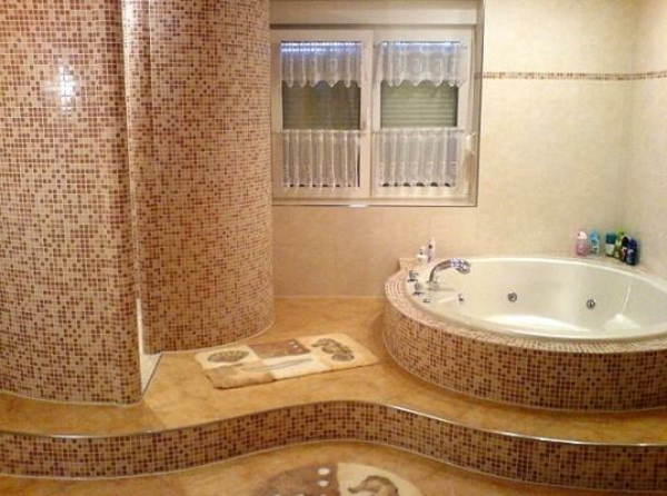 mosaik-muster-modernes-bad- runde badewanne