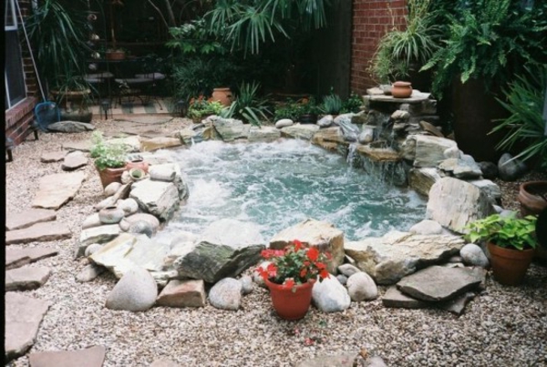 pool-bauen-lassen-steine - naturfreundlich aussehen