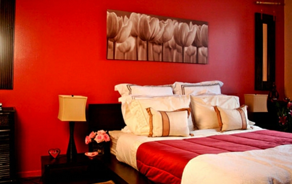 rot-schlafzimmer-wandgestaltung-farben-nach-feng-shui-abgestimmt-dekokissen