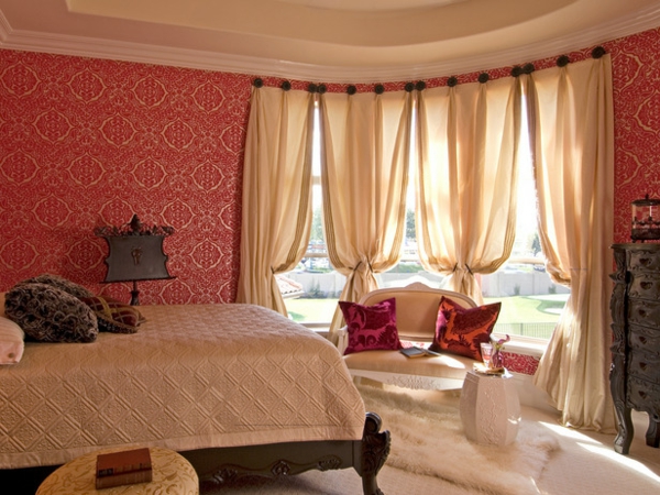 schlafzimmer-dekorieren-durchsichtige-gardinen- hohes bett und weicher teppich in weiß