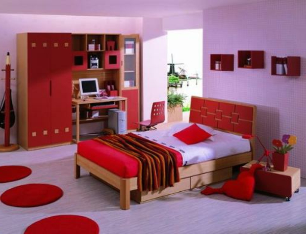 schlafzimmer-farbideen-rot-und-lila- runde rote teppiche