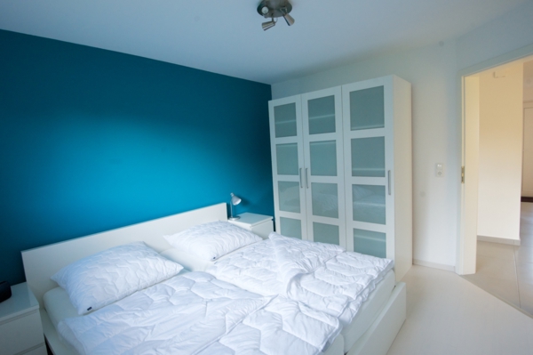 schlafzimmer-moderne-gestaltung-wandfarbe-lagune- weiße bettbezüge